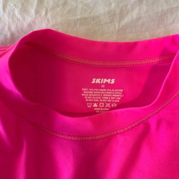 SKIMS FITS EVERYBODY SUPER CROPPED T-SHIRT in ULTRA PINK - Picture 4 of 5